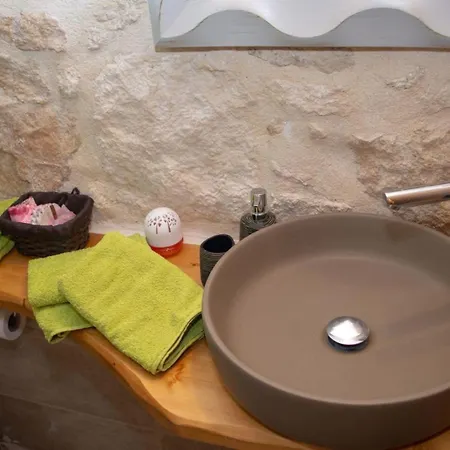 Semesterbostad The Secret Ontas, Traditional Stone House *