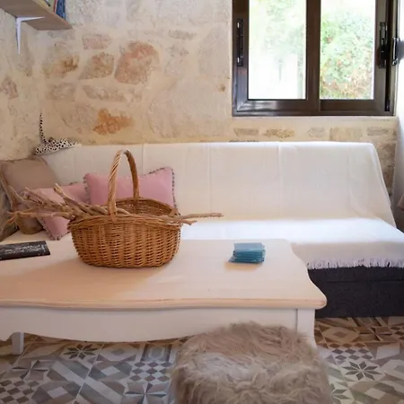 The Secret Ontas, Traditional Stone House Semesterbostad