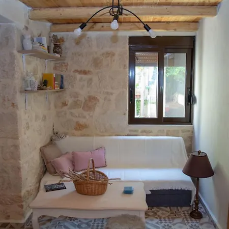 The Secret Ontas, Traditional Stone House Semesterbostad