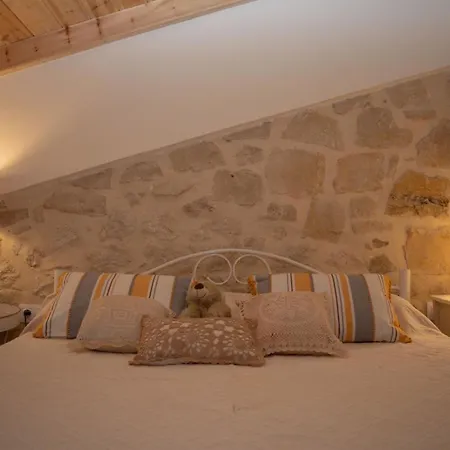 Semesterbostad The Secret Ontas, Traditional Stone House *